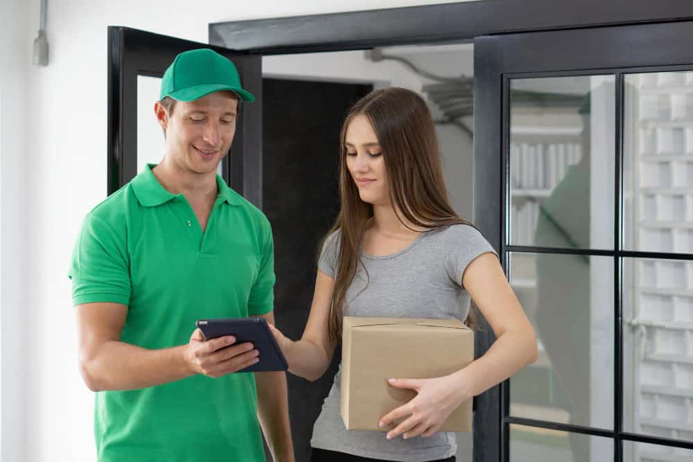 How Deliveree Simplifies Your Delivery Management with Transparent Pricing and Real-Time Tracking